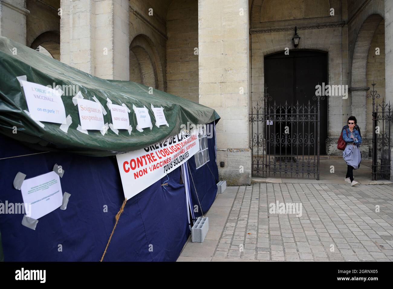 LES PREMIERS JOURS D'UN CAMP DE GRÈVE DE LA FAIM PAR DES AGENTS DE SANTÉ CONTRE LES PASSES SANITAIRES À PÉRIGEEUX LE 30 OCTOBRE - DORDOGNE FRANCE - COVID 19 LOI SUR LES PASSES SANITAIRES © FRÉDÉRIC BEAUMONT Banque D'Images