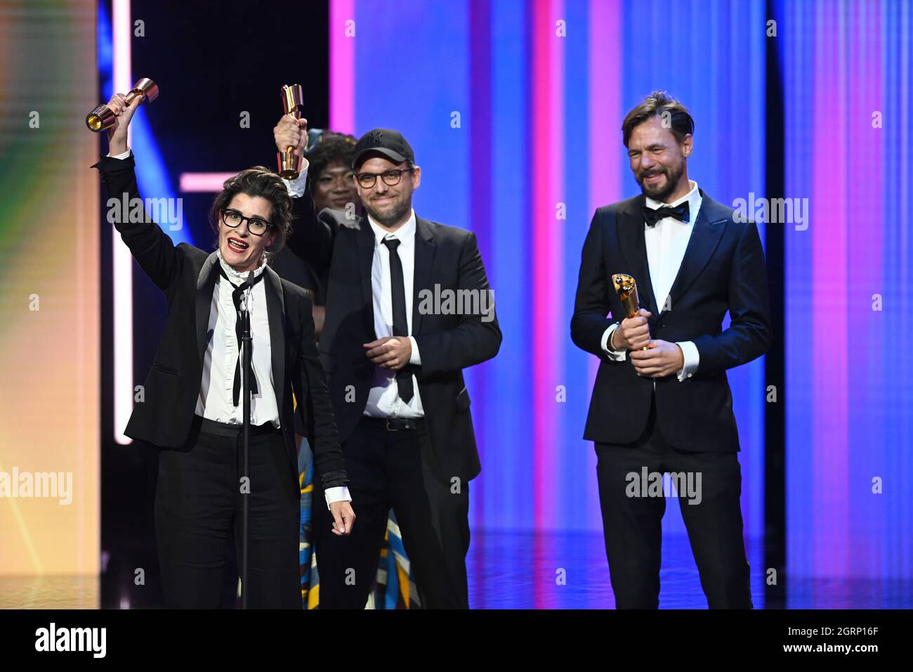 Berlin, Allemagne. 1er octobre 2021. Les lauréats de la catégorie « meilleur film pour enfants » Eva Kemme (l-r), Ansgar Frerich et Tobias Siebert lors de la cérémonie de remise du prix du film allemand 2021 « Lola ». Crédit : Soeren Stache/dpa/Alay Live News Banque D'Images