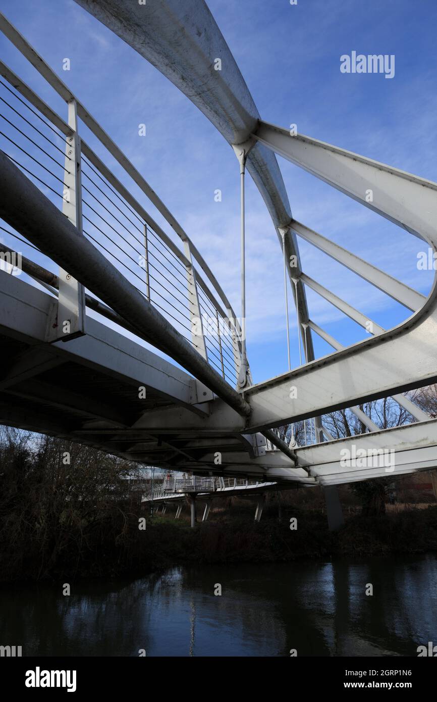 Pont en bord de rivière reliant Chesterton et Riverside Cambridge en Angleterre Banque D'Images