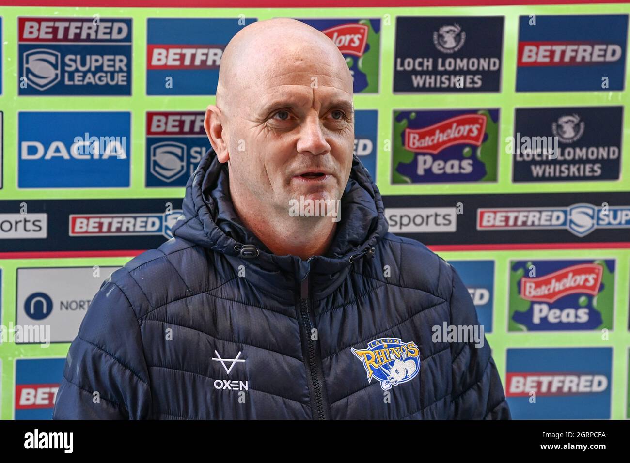 St Helens, Royaume-Uni. 1er octobre 2021. Richard Agar entraîneur en chef de Leeds Rhinos parle à Jenna Brooks de Sky Sports à St Helens, Royaume-Uni le 10/1/2021. (Photo de Craig Thomas/News Images/Sipa USA) crédit: SIPA USA/Alay Live News Banque D'Images