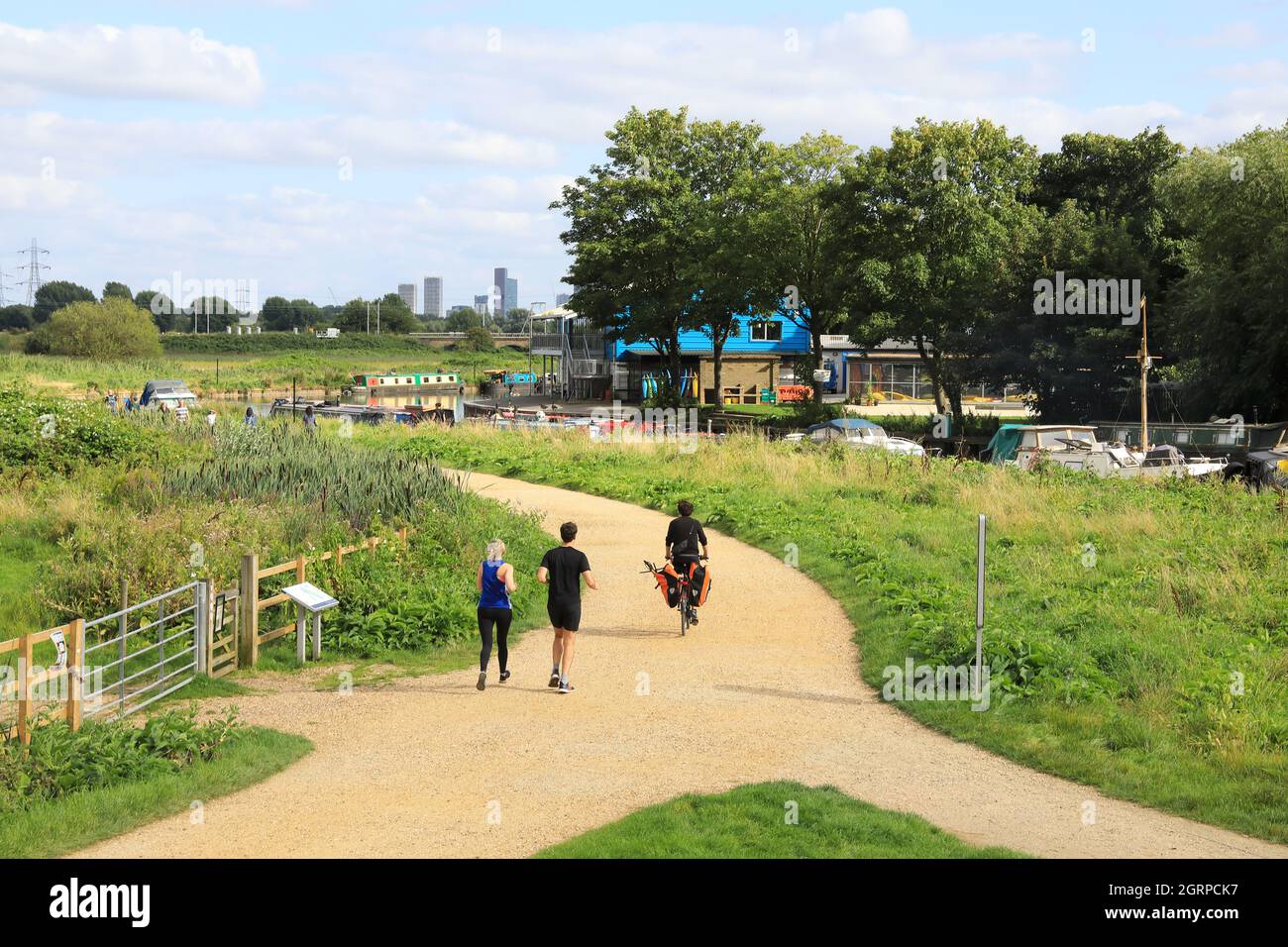 La rivière Lea depuis le TFL Capital Ring Walk, en direction de Walthamstow Marshes, dans le nord-est de Londres, Royaume-Uni Banque D'Images