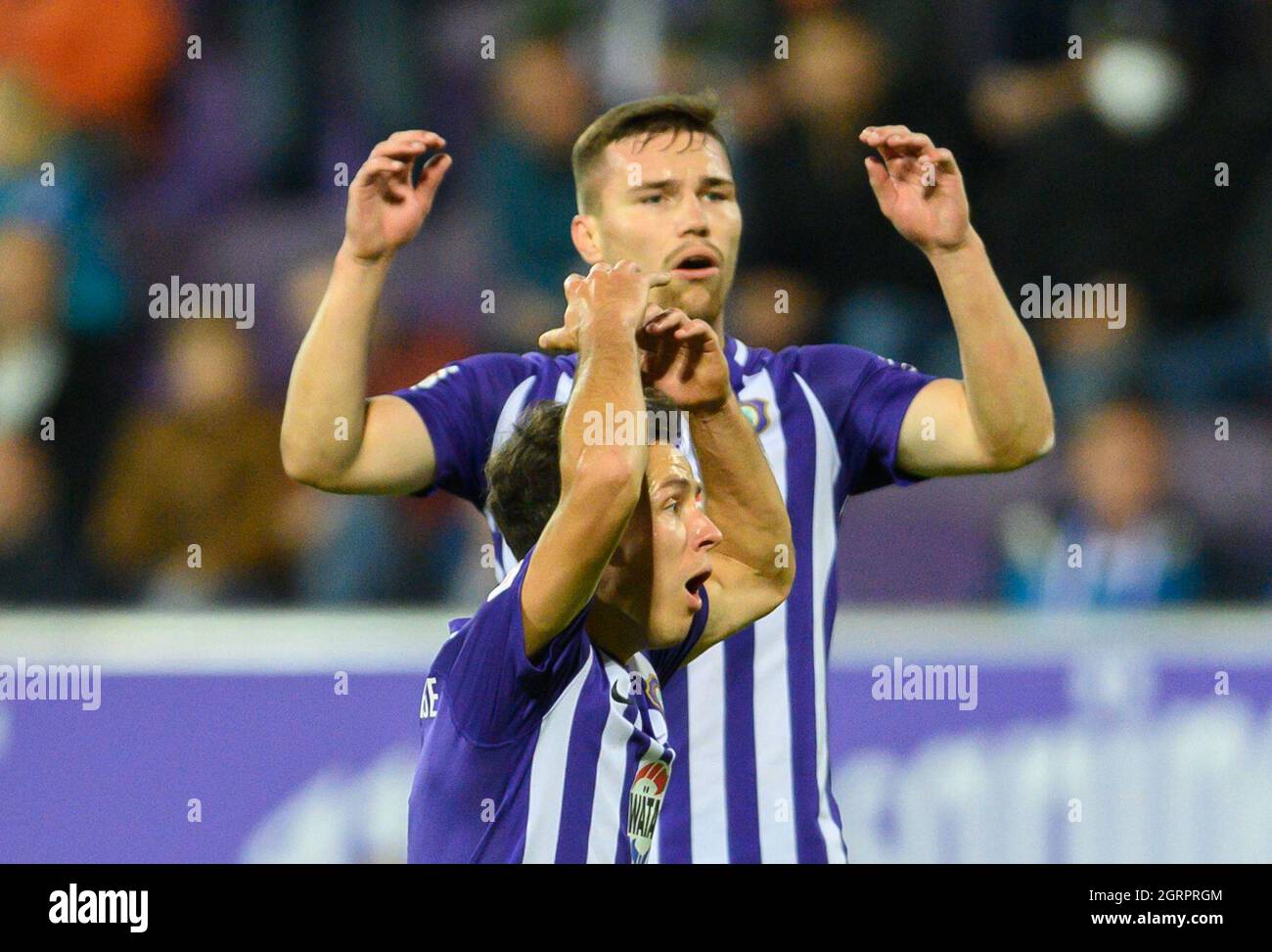 Aue, Allemagne. 1er octobre 2021. Football : 2. Bundesliga, FC Erzgebirge Aue - Hamburger SV, Matchday 9, Erzgebirgsstadion. Clemens Fandrich (devant) et Anthony Barylla d'Aue réagissent après une chance manquée. Credit: Robert Michael/dpa-Zentralbild/dpa - NOTE IMPORTANTE: Conformément aux règlements de la DFL Deutsche Fußball Liga et/ou de la DFB Deutscher Fußball-Bund, il est interdit d'utiliser ou d'avoir utilisé des photos prises dans le stade et/ou du match sous forme de séquences et/ou de séries de photos de type vidéo./dpa/Alay Live News Banque D'Images