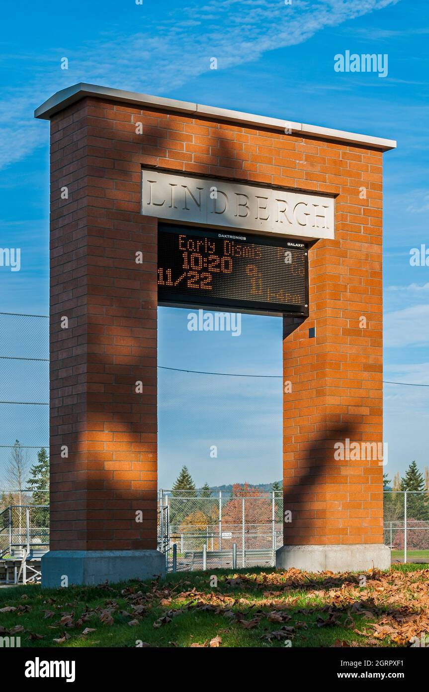 Porte de l'école secondaire de Red Brick Lindbergh et panneau lumineux près du terrain d'athlétisme de Renton, Washington. Banque D'Images