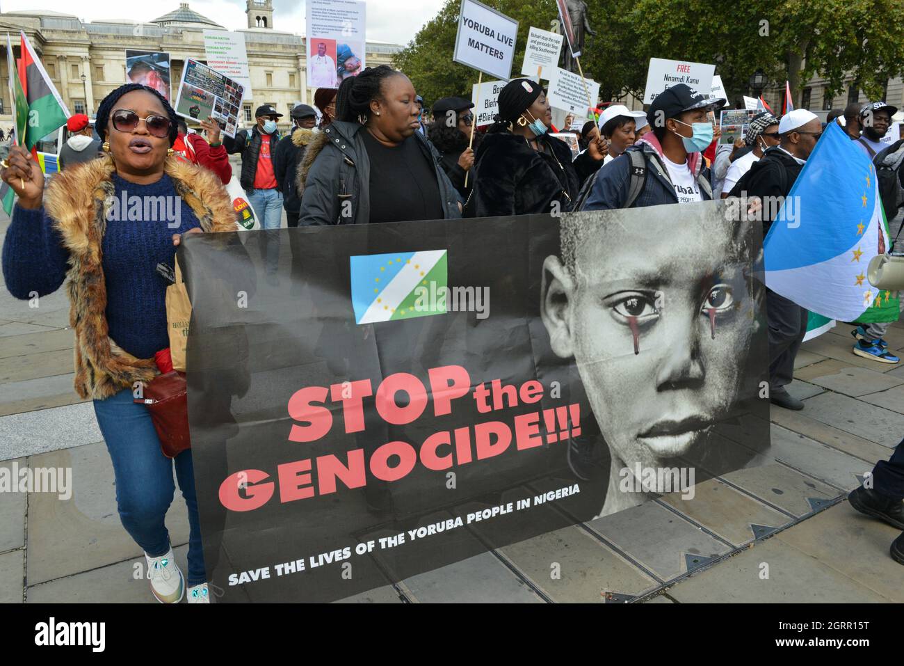 Un manifestant tient une bannière pendant la démonstration. Les habitants de Biafra (partie orientale du Nigeria) et les peuples indigènes de Biafra, réunis à Trafalgar Square, ont défilé jusqu'à Downing Street pour demander que le référendum soit organisé au Nigeria pour une séparation pacifique de Biafra du Nigeria. Banque D'Images