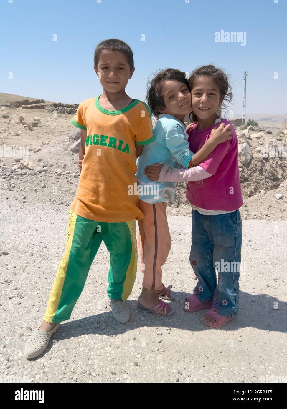 Portrait de la vie en turquie d'enfants souriants et heureux dans un quartier rural d'Anatolie centrale Banque D'Images