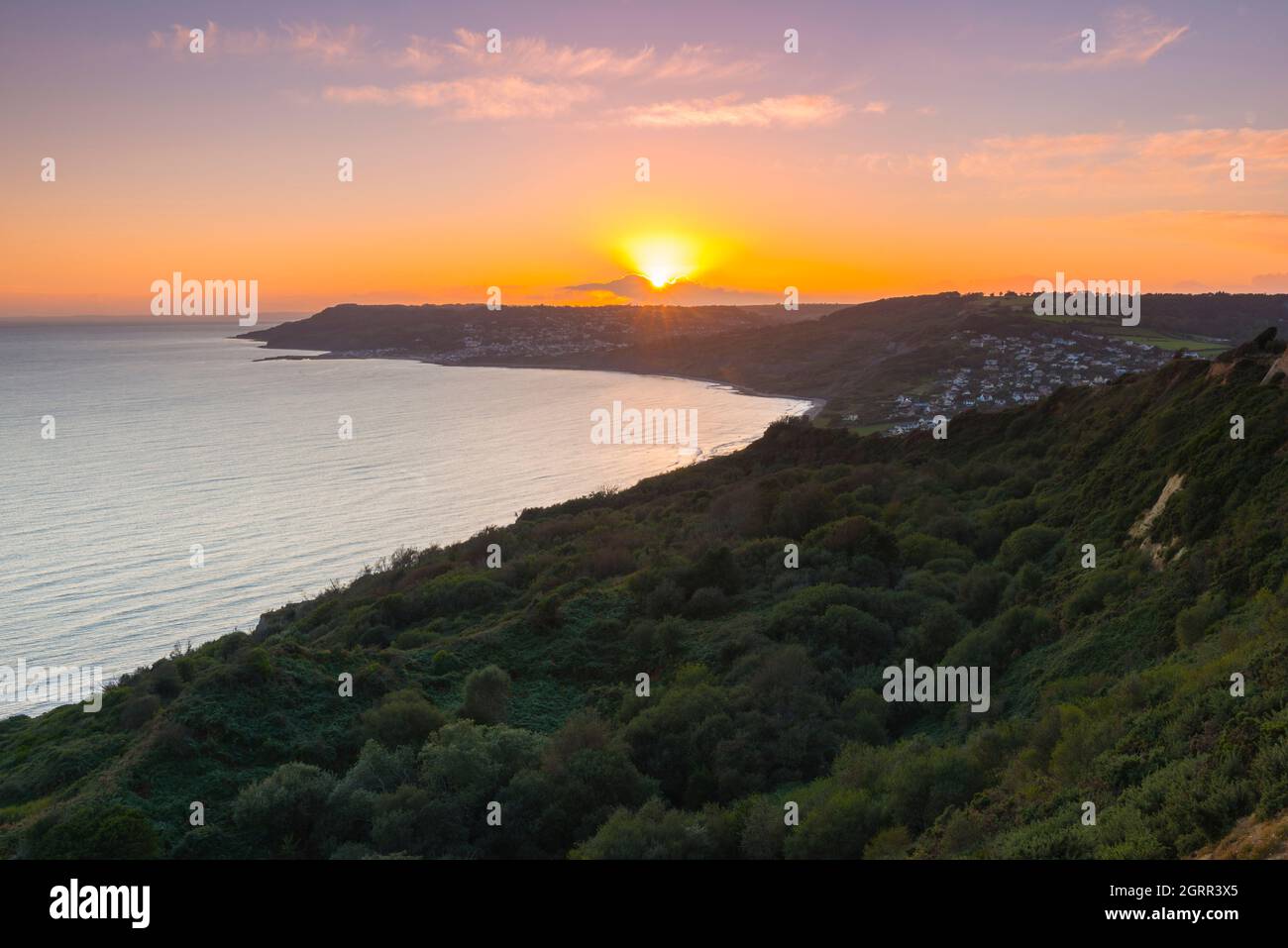 Charmouth, Dorset, Royaume-Uni. 1er octobre 2021. Météo Royaume-Uni. Coucher de soleil vu de Stonebarrow Hill à Charmouth dans Dorset en regardant vers Lyme Regis. Crédit photo : Graham Hunt/Alamy Live News Banque D'Images