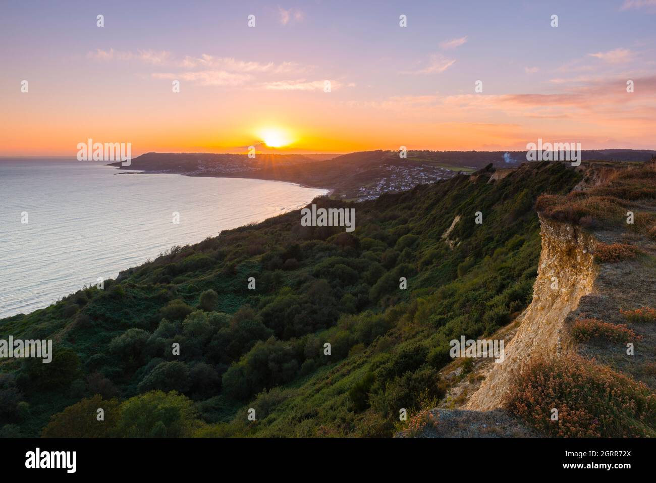 Charmouth, Dorset, Royaume-Uni. 1er octobre 2021. Météo Royaume-Uni. Coucher de soleil vu de Stonebarrow Hill à Charmouth dans Dorset en regardant vers Lyme Regis. Crédit photo : Graham Hunt/Alamy Live News Banque D'Images