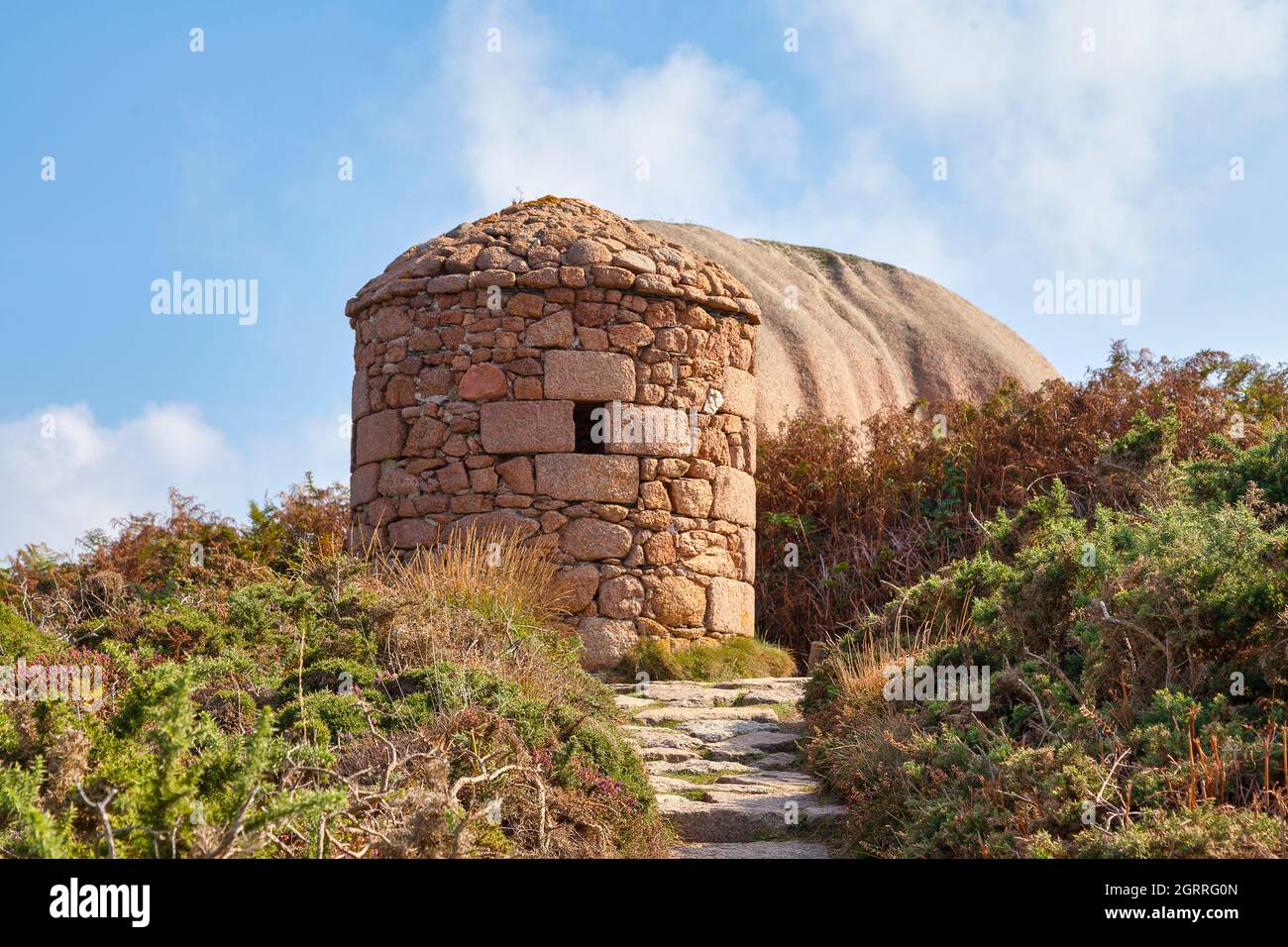 Gatehouse autrefois utilisée par les douaniers le long de la côte de Ploumanac'h, un village de la ville de Perros-Guirec dans le département des Côtes-d'Armor. Banque D'Images