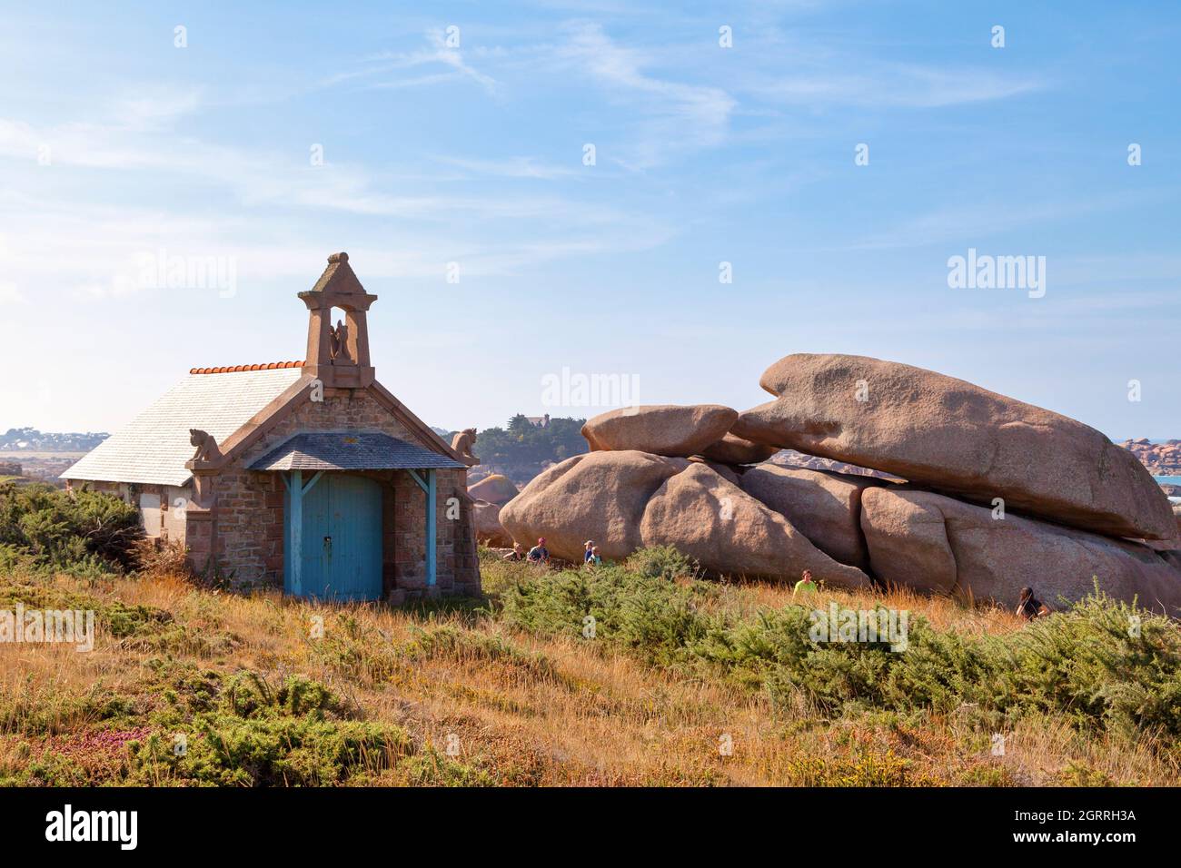 Perros-Guirec, France - septembre 21 2021 : la chapelle du diable le long du chemin de douane de Ploumanac'h. Banque D'Images