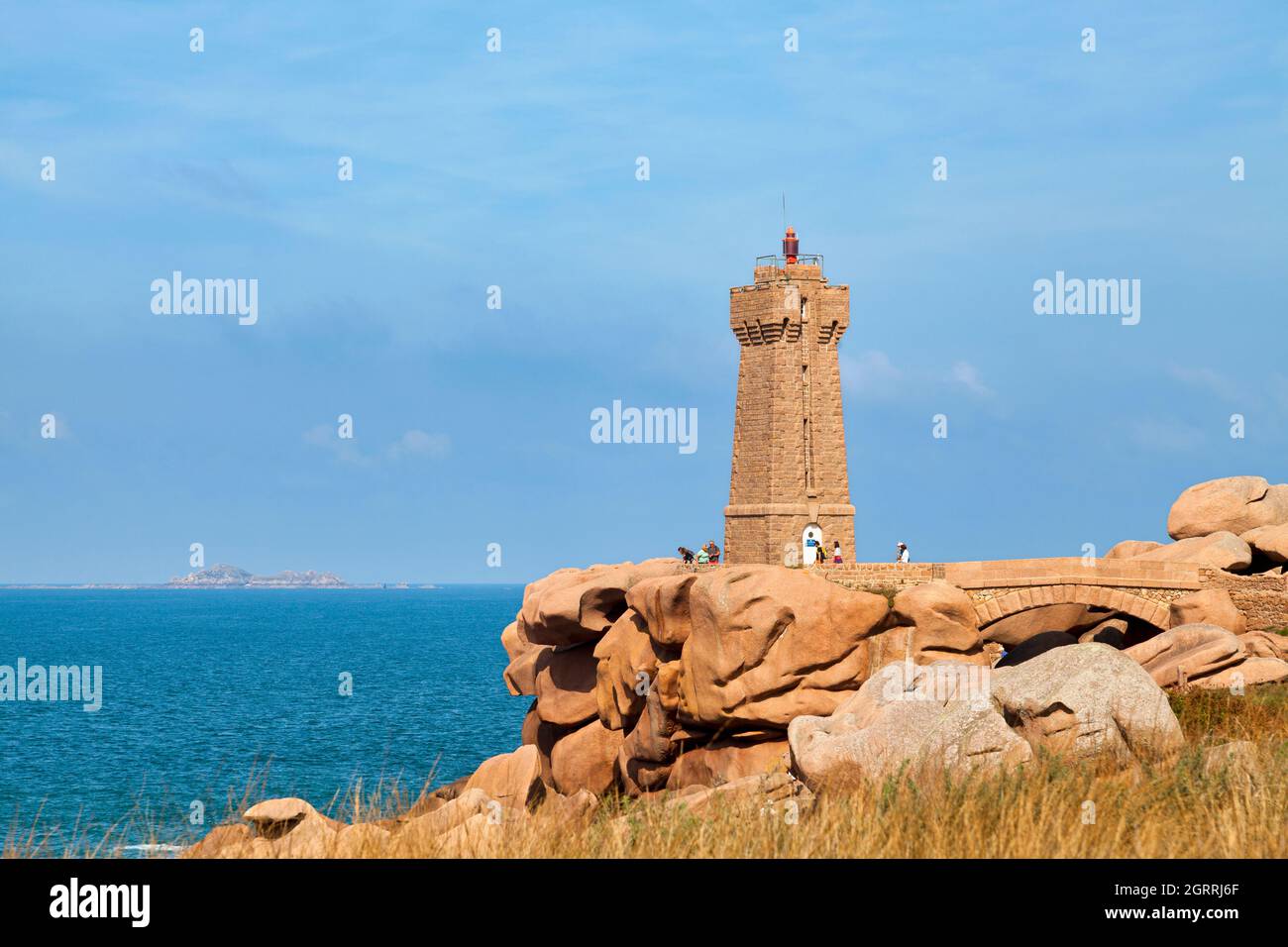 Perros-Guirec, France - septembre 21 2021 : le phare de Ploumanac'h est un phare actif de la ville de Perros-Guirec dans les Côtes-d'Armor (Brit Banque D'Images