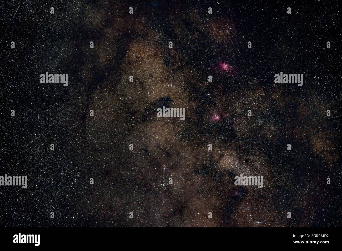 Ciel d'été nocturne avec une voie laiteuse près de la constellation du Scutum, nuages lumineux du Sagittaire, aigle violet et nébuleuse de cygnes visibles. Longue exposition empilée Banque D'Images