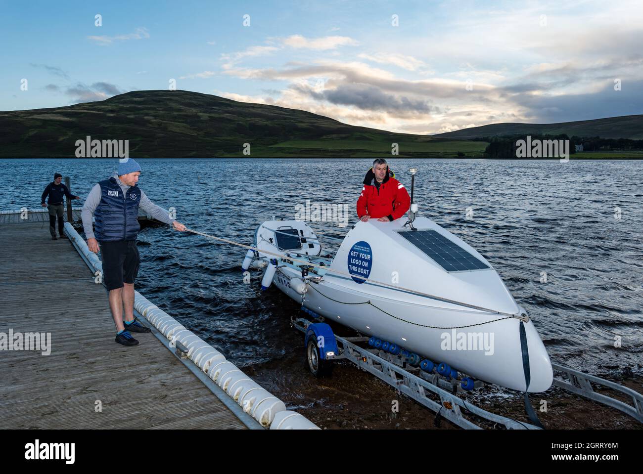 Whiteadder Reservoir, East Lothian, Écosse, Royaume-Uni, 1er octobre 2021.Talisker Whisky Atlantic Challenge entraînement : 5 hommes se rebordent à 3,000 miles dans l'océan Atlantique en décembre en équipes de 2 heures 24 heures par jour pendant environ 40 jours.Ils ne seront pas pris en charge, transportant de la nourriture et des fournitures, seront confrontés à des vagues de 40 mètres et à des troubles du sommeil.Leur défi est pour l'organisme de bienfaisance Reverse Rett car la fille d'un membre d'équipage souffre du syndrome de Rett.L'équipage s'entraîne dans le réservoir pour atteindre l'objectif de 120 heures dans le bateau. Banque D'Images