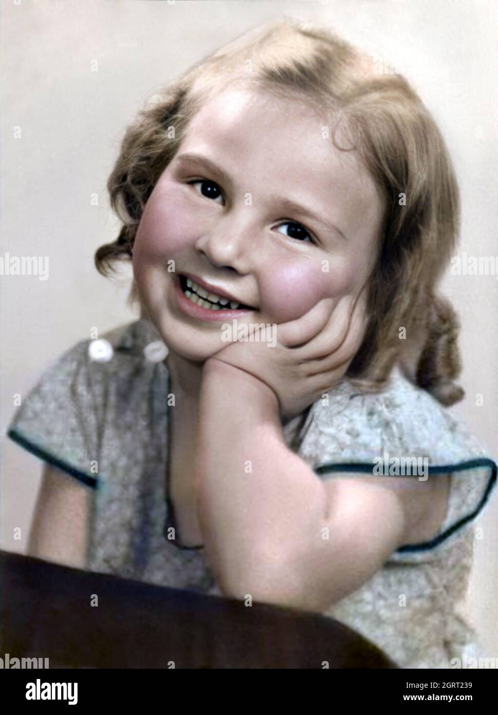 1938 CA , NEW YORK , Etats-Unis: La célèbre actrice américaine Renée TAILLEUR ( née le 19 mars 1933 ) quand était jeune fille de 5 ans , quand a gagné le Concours de l'enfant de charme par le journal ' Daily News ' . Mieux connu pour le rôle de Sylvia Fine ( née Rosenberg aka dans la traduction italienne Zia Assunta ) dans la série TV LA NOUNOU ( 1993 - 1999 ) avec Fran Drescher ( Fran Fine aka en italien Tata Francesca ). Photographe inconnu .- Renee - HISTOIRE - FOTO STORICHE - ATTORE - FILM - CINÉMA - personalità da giovane giovani - da bambina bambino Bambini - personnalités de la personnalité quand était jeune - ENFANCE - INF Banque D'Images