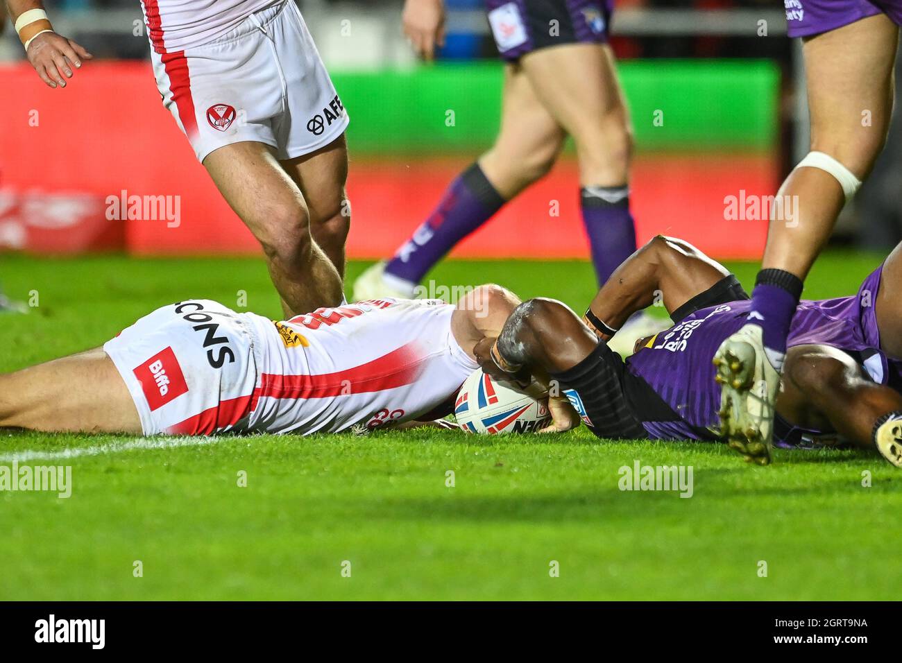 James Roby (9) de St Helens va essayer, le 10/1/2021. (Photo de Craig Thomas/News Images/Sipa USA) crédit: SIPA USA/Alay Live News Banque D'Images