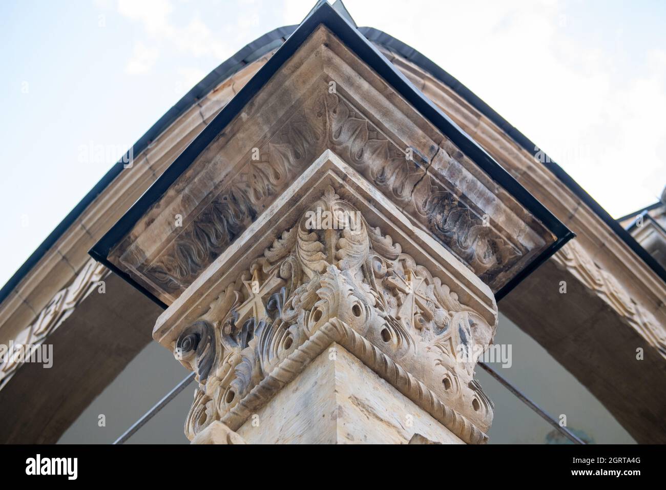 Ordre corinthien sur une colonne dans le temple de Kutaisi Banque D'Images