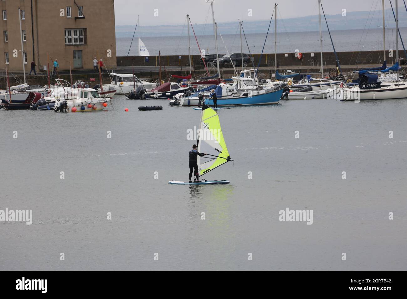 Elie, Fife, Écosse Royaume-Uni . Les amateurs de planche à voile novices s'exercent dans la zone de la baie à talons d'Elie Banque D'Images