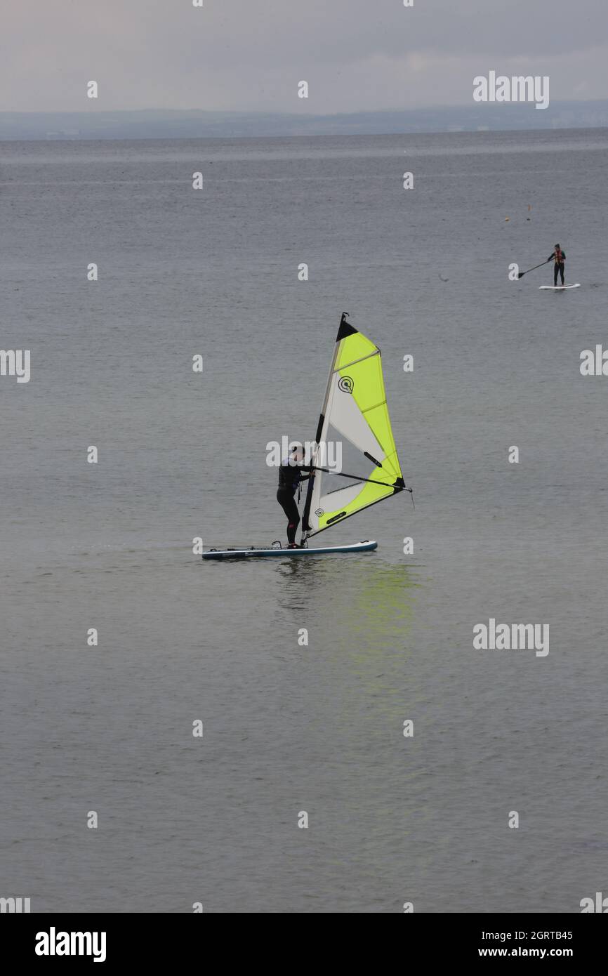 Elie, Fife, Écosse Royaume-Uni . Les amateurs de planche à voile novices s'exercent dans la zone de la baie à talons d'Elie Banque D'Images