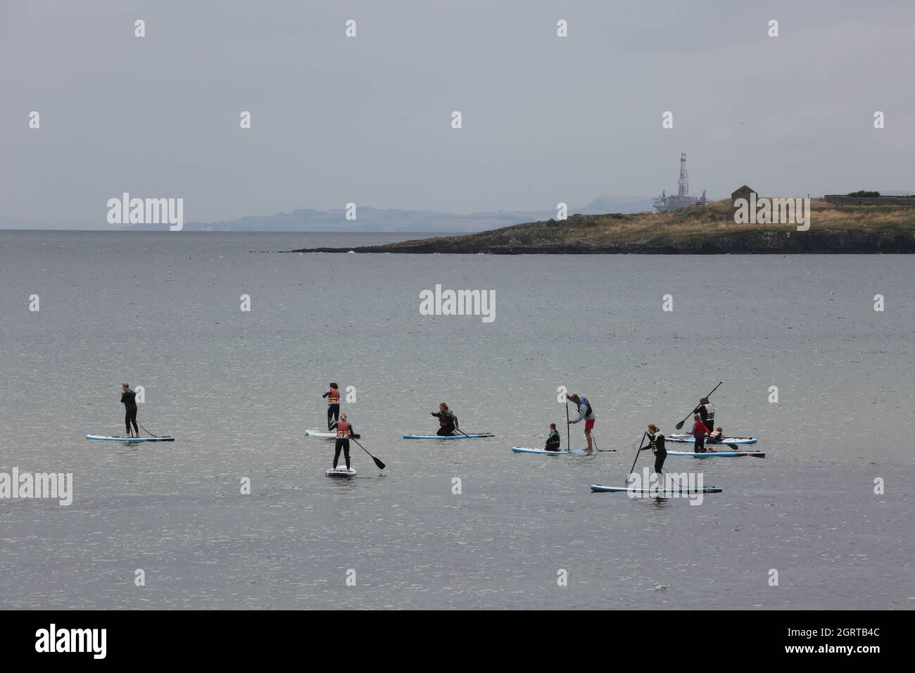 Elie, Fife, Écosse Royaume-Uni . Les amateurs de planche à voile novices s'exercent dans la zone de la baie à talons d'Elie Banque D'Images