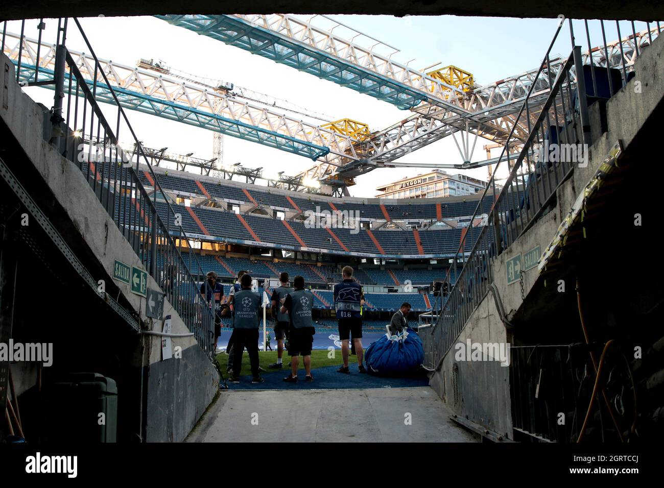 Madrid, Espagne; 28.09.2021.- le Real Madrid prévoit d'achever les travaux sur son stade Santiago Bernabeu en décembre 2022, à la même date qu'il y a 75 ans. Il a été inauguré le 14 décembre 1947 avec un match amical entre le Real Madrid et le portugais OS Belenenenses, bien qu'il ne le sera pas avant 2023 quand il sera pleinement opérationnel. Il est estimé que chaque saison le club pourrait percevoir entre 150 et 200 millions d'euros par an de l'exploitation du stade. Mercredi dernier, une fois que le premier match de la Ligue des Champions a été joué après 580 jours, les œuvres sont retournées au Santiago Bernabéu stadiu Banque D'Images