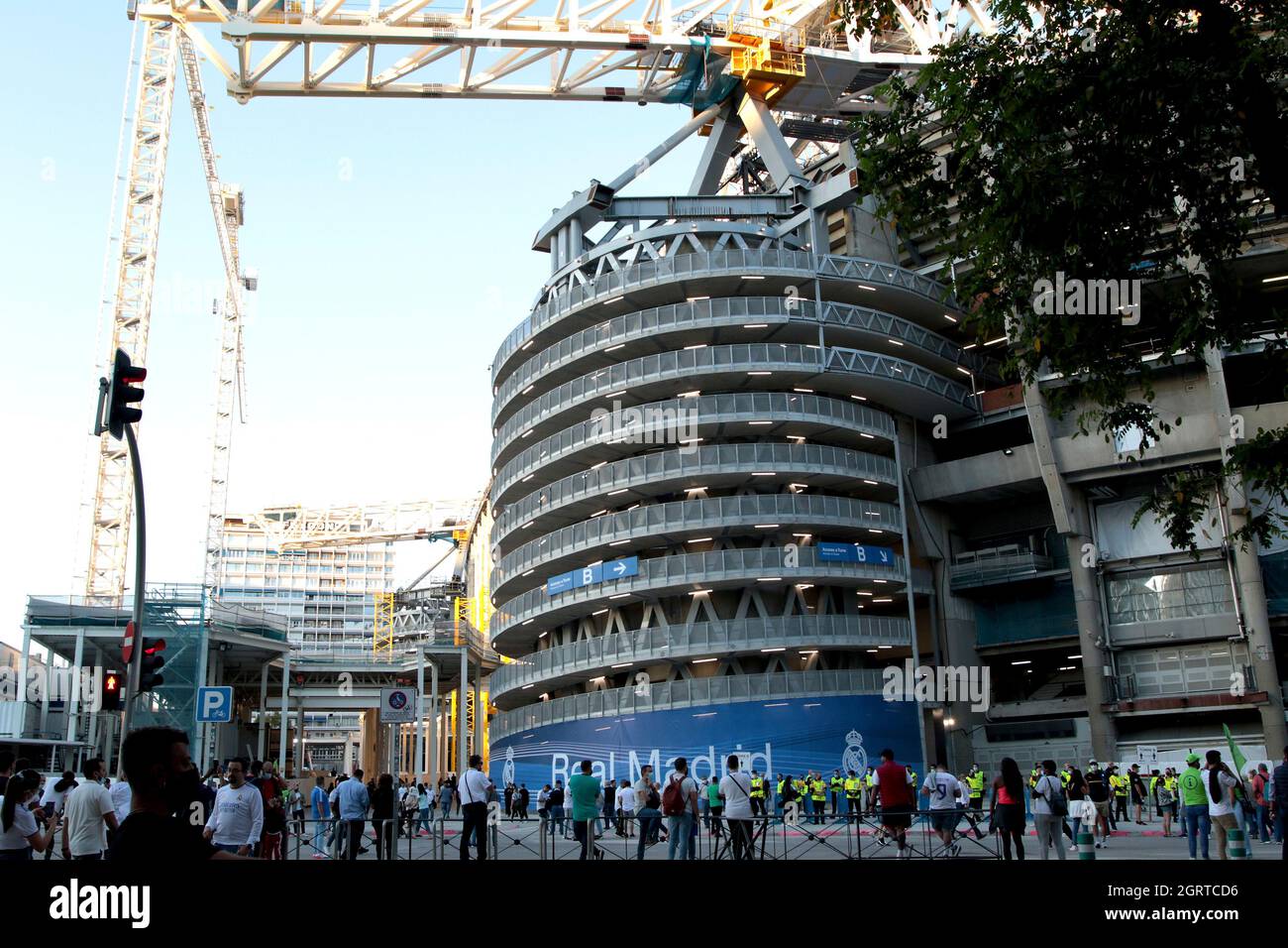 Madrid, Espagne; 28.09.2021.- le Real Madrid prévoit d'achever les travaux sur son stade Santiago Bernabeu en décembre 2022, à la même date qu'il y a 75 ans. Il a été inauguré le 14 décembre 1947 avec un match amical entre le Real Madrid et le portugais OS Belenenenses, bien qu'il ne le sera pas avant 2023 quand il sera pleinement opérationnel. Il est estimé que chaque saison le club pourrait percevoir entre 150 et 200 millions d'euros par an de l'exploitation du stade. Mercredi dernier, une fois que le premier match de la Ligue des Champions a été joué après 580 jours, les œuvres sont retournées au Santiago Bernabéu stadiu Banque D'Images