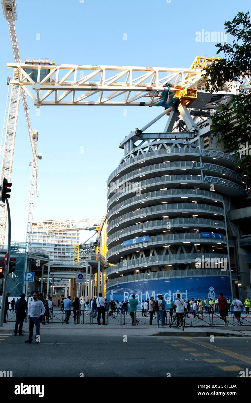 Madrid, Espagne; 28.09.2021.- le Real Madrid prévoit d'achever les travaux sur son stade Santiago Bernabeu en décembre 2022, à la même date qu'il y a 75 ans. Il a été inauguré le 14 décembre 1947 avec un match amical entre le Real Madrid et le portugais OS Belenenenses, bien qu'il ne le sera pas avant 2023 quand il sera pleinement opérationnel. Il est estimé que chaque saison le club pourrait percevoir entre 150 et 200 millions d'euros par an de l'exploitation du stade. Mercredi dernier, une fois que le premier match de la Ligue des Champions a été joué après 580 jours, les œuvres sont retournées au Santiago Bernabéu stadiu Banque D'Images