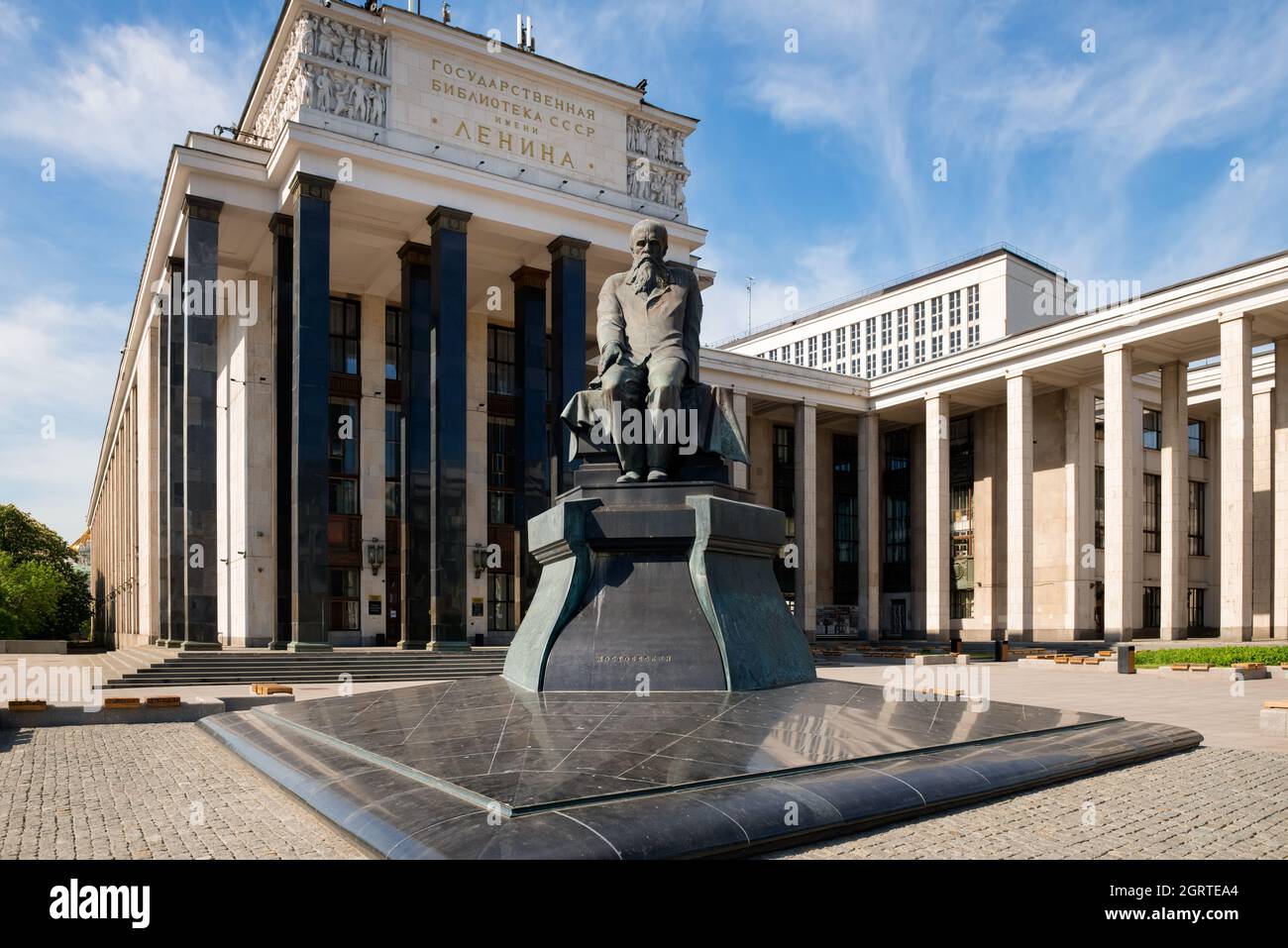 Moscou, Russie - 23 mai 2021 : monument à l'écrivain russe Fyodor Dostoïevsky devant la Bibliothèque d'Etat russe (bibliothèque Lénine), en croix de Vozdviz Banque D'Images