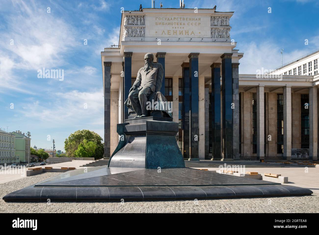 Moscou, Russie - 23 mai 2021 : monument à l'écrivain russe Fyodor Dostoïevsky devant la Bibliothèque d'Etat russe (bibliothèque Lénine), en croix de Vozdviz Banque D'Images