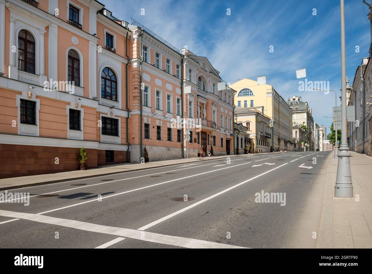Moscou, Russie - 23 mai 2021 : rue Znamenka vide. Il n'y a pas de voitures sur l'autoroute, pas de gens sur les trottoirs Banque D'Images