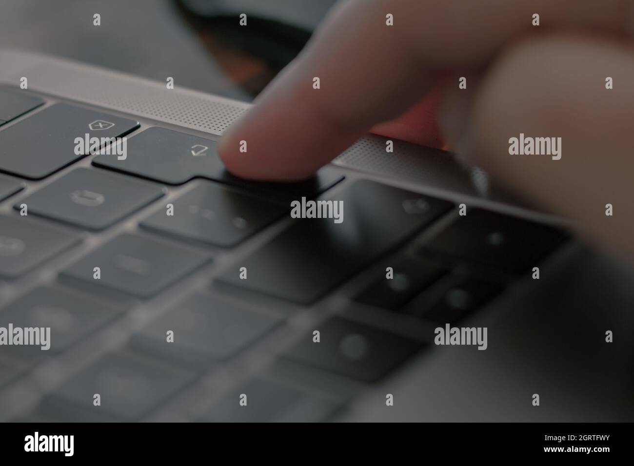 Appuyer sur le bouton entrée du clavier de l'ordinateur portable. Sécurité, piratage, commerce électronique. Banque D'Images