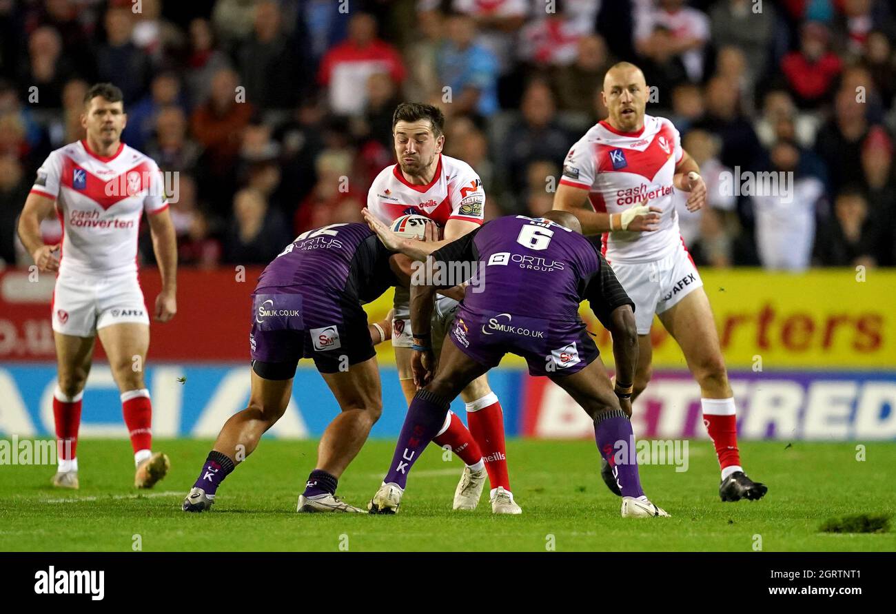 St Helens' Mark Percival est attaqué par Robert Lui et Rhyse Martin de Leeds Rhinos lors du match semi final de la Super League de Betfred au stade totalement Wicked, St Helens. Date de la photo : vendredi 1er octobre 2021. Banque D'Images