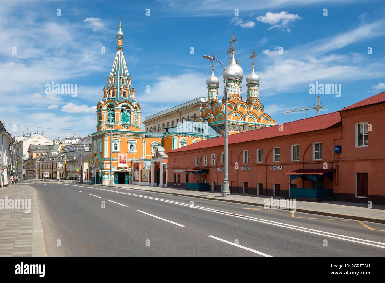 Moscou, Russie - 23 mai 2021 : Temple de Saint Grégoire de Neocaesarea à Darbitrz. Sanctuaire rouge vif dans le centre-ville. Ancien bâtiment historique Banque D'Images