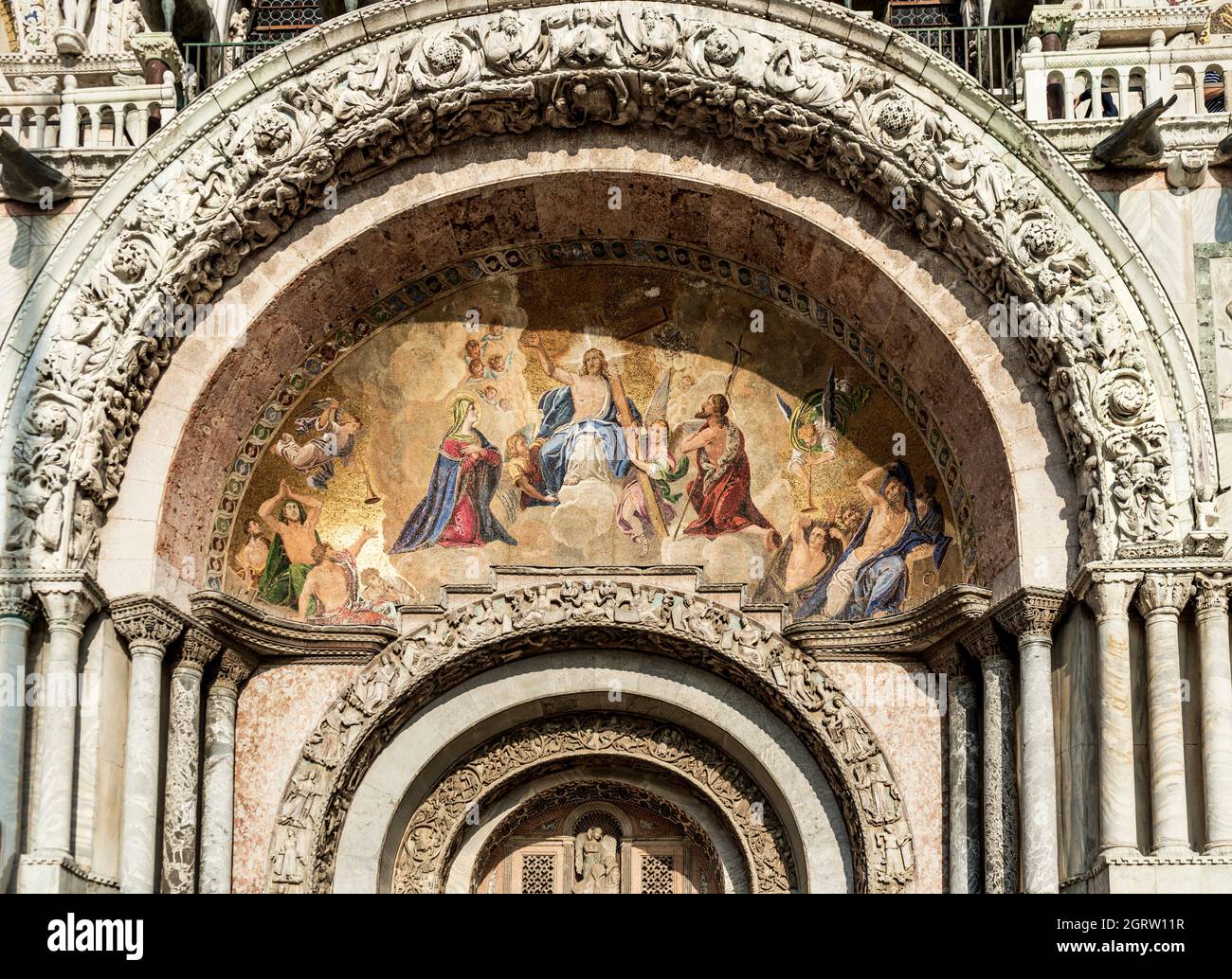 La lunette centrale au-dessus du portail principal sur la façade de la basilique Saint-Marc sur la place Saint-Marc, représentant le jugement dernier, Venise, Italie, E Banque D'Images