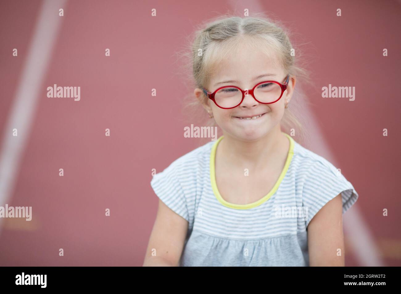 Une fille avec le syndrome de Down est impliquée dans l'athlétisme Banque D'Images