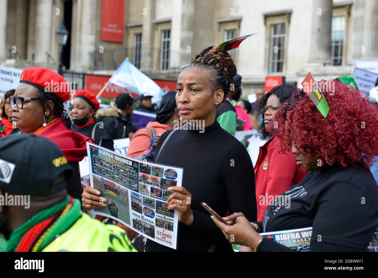 Londres, Royaume-Uni. 1er octobre 2021. Un manifestant tient une affiche pendant la manifestation.les habitants de Biafra (partie orientale du Nigeria) et les peuples indigènes de Biafra, réunis à Trafalgar Square, ont défilé jusqu'à Downing Street pour demander que le référendum se déroule au Nigeria en vue d'une séparation pacifique de Biafra du Nigeria. Crédit : SOPA Images Limited/Alamy Live News Banque D'Images