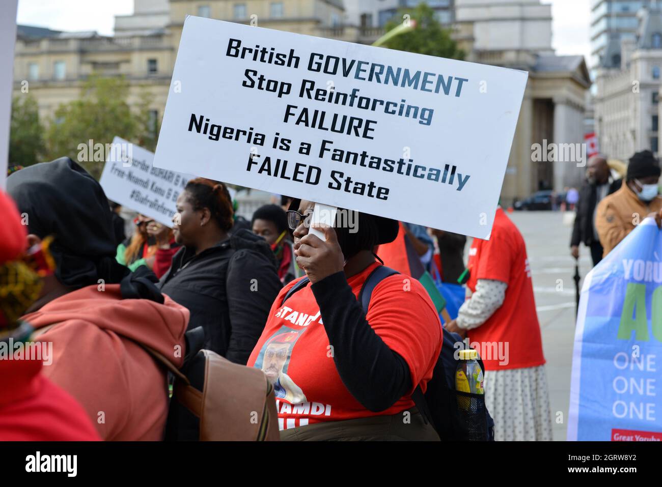 Londres, Royaume-Uni. 1er octobre 2021. Un manifestant tient un écriteau pendant la manifestation.les habitants de Biafra (partie est du Nigeria) et les peuples indigènes de Biafra, rassemblés à Trafalgar Square, et ont défilé jusqu'à Downing Street pour réclamer le référendum qui se tiendra au Nigeria pour une séparation pacifique de Biafra du Nigeria. Crédit : SOPA Images Limited/Alamy Live News Banque D'Images