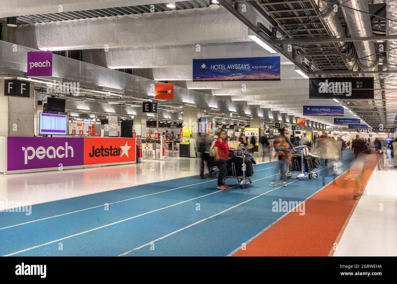 tokyo, japon - décembre 06 2019 : terminal national 3 de l'aéroport international de Narita conçu comme une piste de course intérieure dans un circuit à code couleur avec Banque D'Images