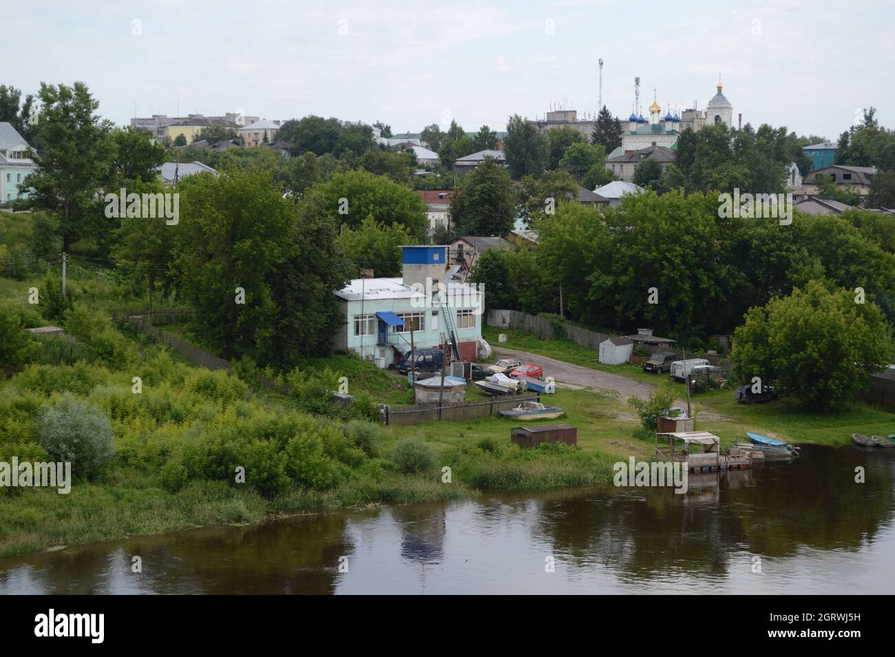 Kovrov, Russie. 15 juillet 2017. Vue depuis le pont sur la rivière Klyazma jusqu'à la ville. Inspection de l'état du bâtiment pour les petits bateaux (ancienne statio Banque D'Images