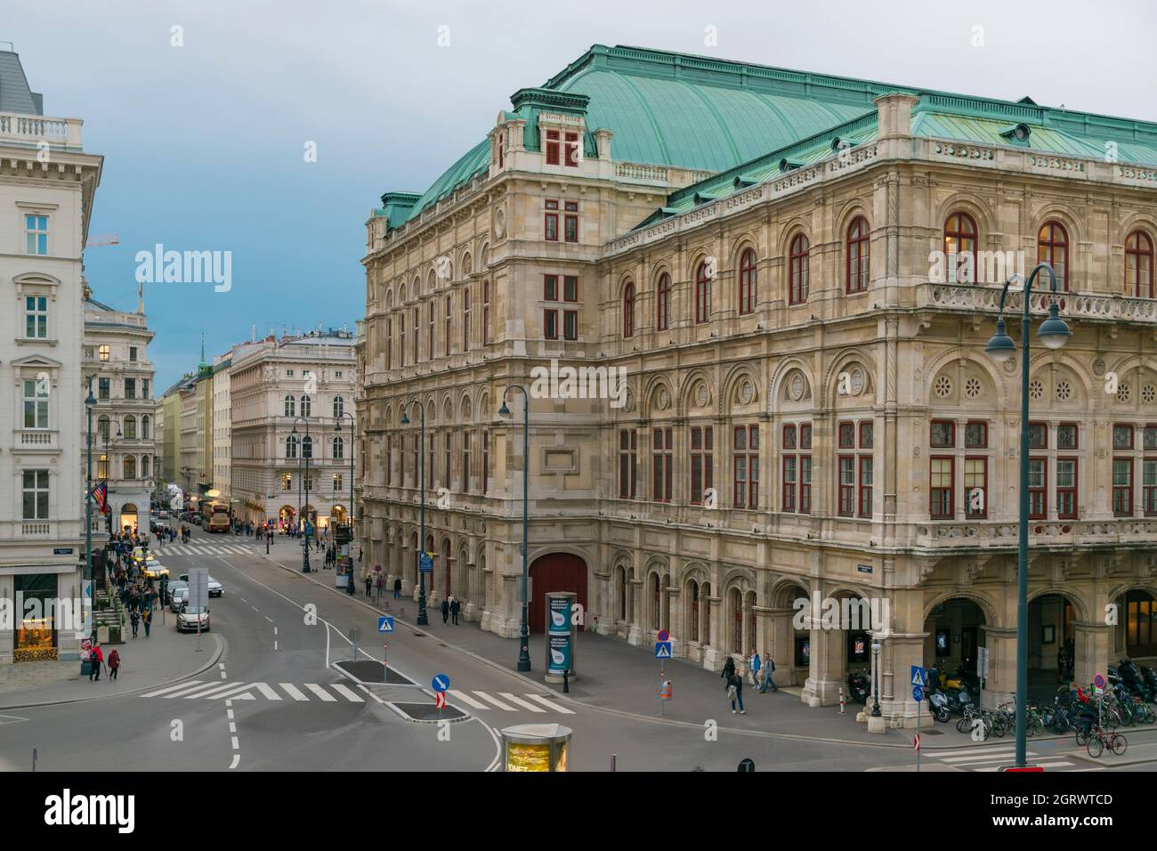30 mai 2019 Vienne, Autriche - l'Opéra national de Vienne (Wiener Staatsoper). Les façades sont décorées dans des arches de style Renaissance. Vue sur la rue Banque D'Images