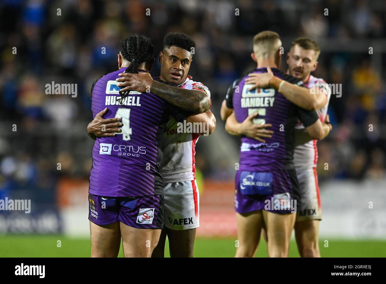 Kevin Naiqama (3) de St Helens et Konrad Hurrell (4) de Leeds Rhinos se sont humés à la fin du match Banque D'Images