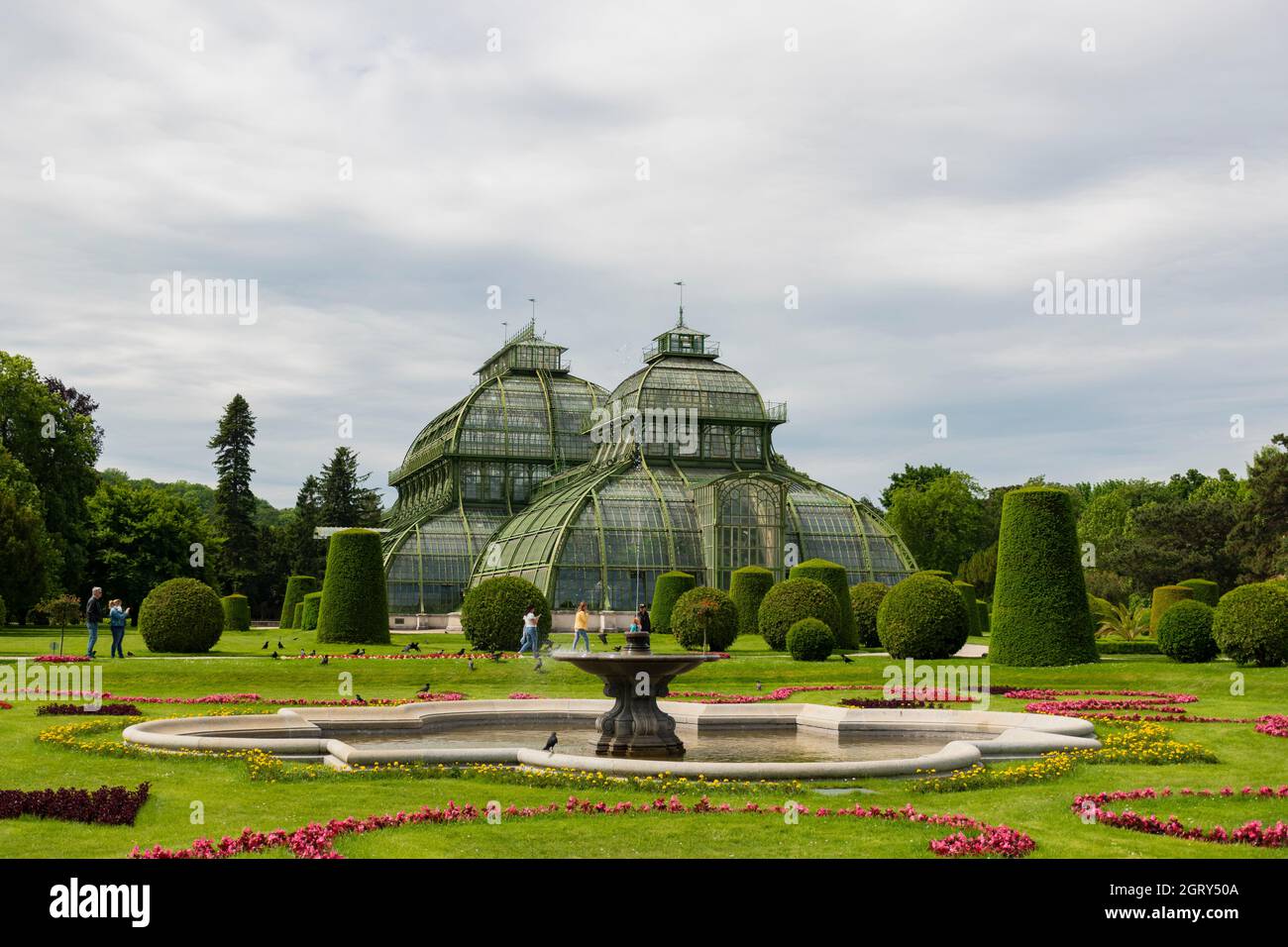 31 mai 2019 Vienne, Autriche - Palais des jardins de Schönbrunn. (Palm House) en fer et en verre. Des pelouses bien entretenues et des journées nuageuses Banque D'Images