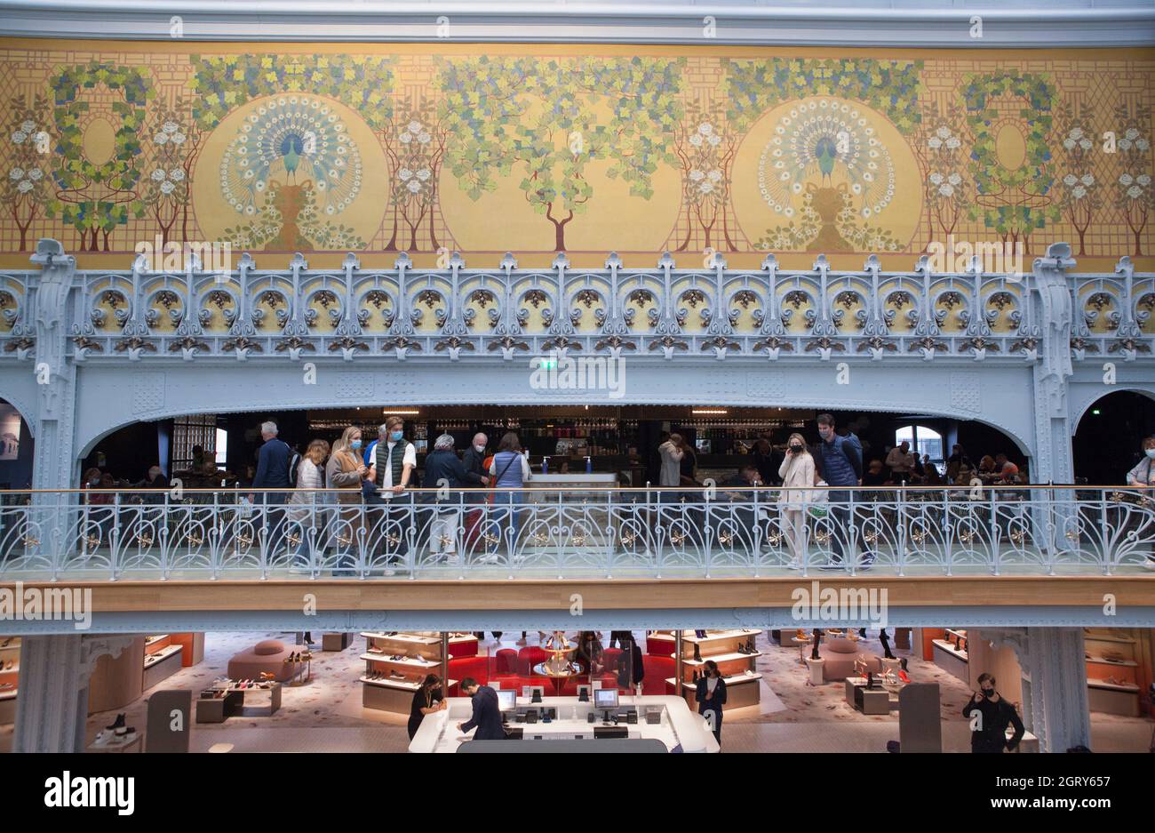 Paris, France, le 1er octobre 2021 : le grand magasin Samaritaine a rouvert ses portes après une longue rénovation qui a conservé de nombreuses caractéristiques art déco et art nouveau. Le bâtiment comprend maintenant un hôtel, le Cheval blanc, et plusieurs espaces pour manger et boire, notamment sous le toit en verre entouré de peintures murales de paons. Au rez-de-chaussée, la « Boutique de Loulou » vend des cadeaux, tandis que le reste du magasin est consacré aux marques de luxe. Anna Watson/Alay Live News Banque D'Images