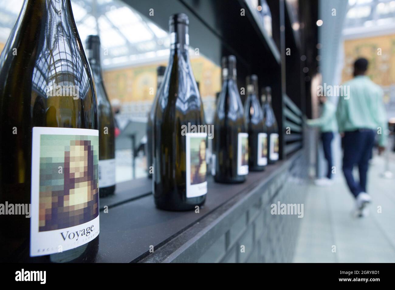 Paris, France, le 1er octobre 2021 : le grand magasin Samaritaine a rouvert ses portes après une longue rénovation qui a conservé de nombreuses caractéristiques art déco et art nouveau. Le bâtiment comprend maintenant un hôtel, le Cheval blanc, et plusieurs espaces pour manger et boire, plus particulièrement sous le toit de verre entouré de peintures murales de paons où le restaurant Voyage a son vin maison en bouteilles avec une étiquette représentant une Mona Lisa fortement pixélisée. Anna Watson/Alay Live News Banque D'Images
