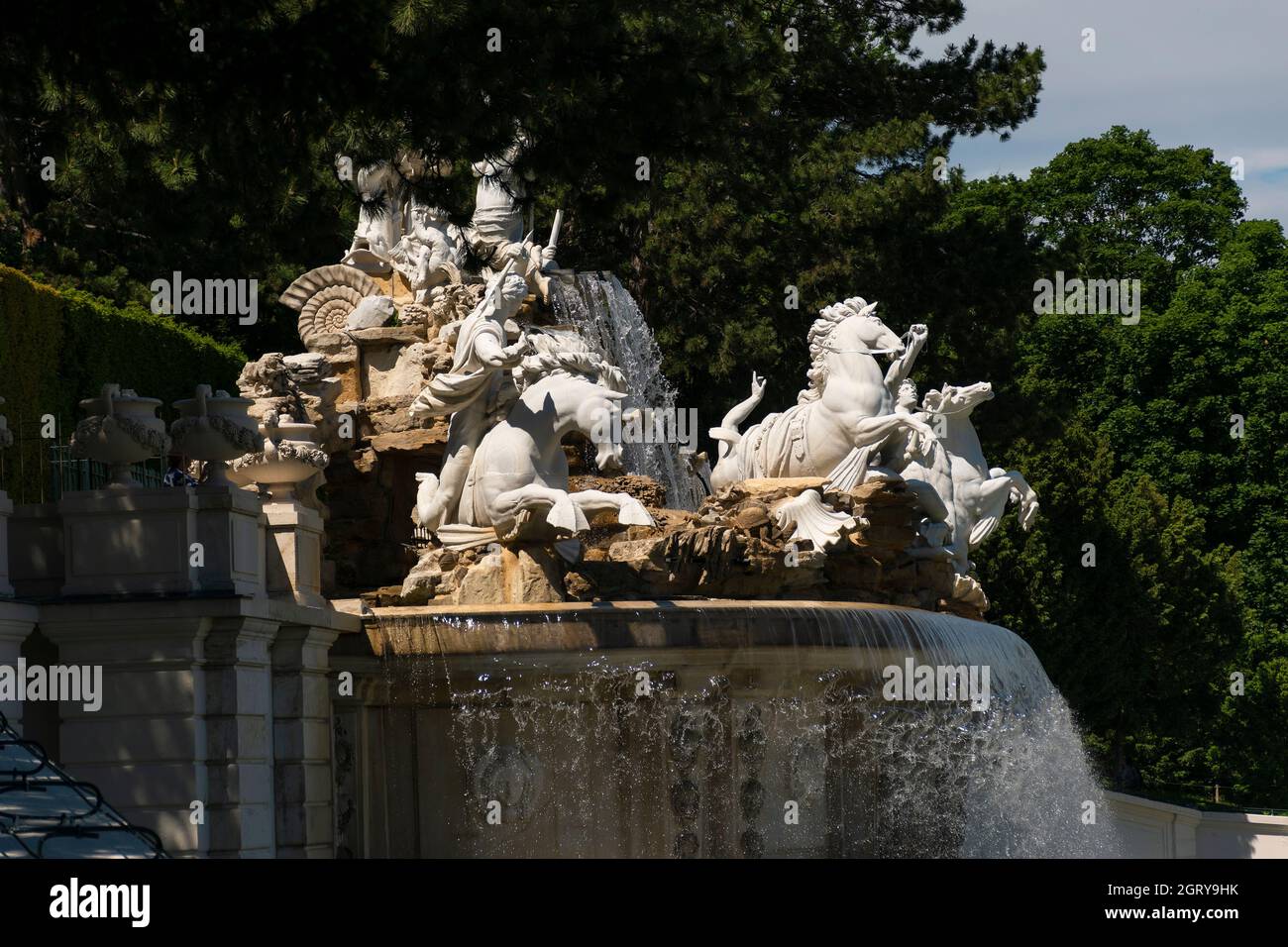 31 mai 2019 - Vienne, Autriche - Neptunbrunnen (fontaine Neptune) au palais de Schönbrunn. Jour de printemps ensoleillé Banque D'Images