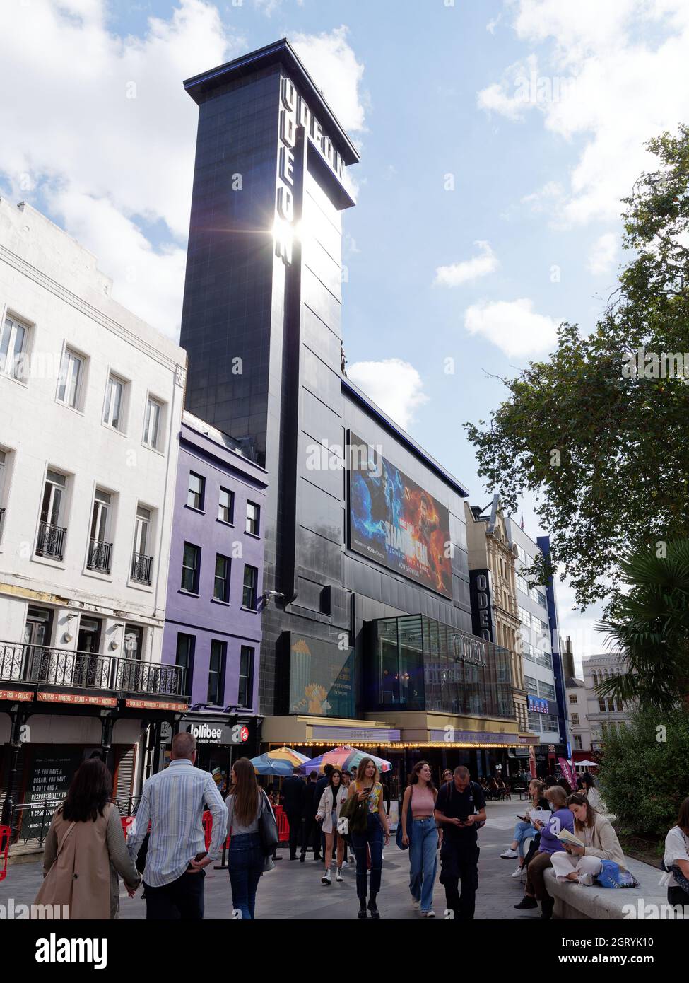 Londres, Grand Londres, Angleterre, septembre 21 2021 : les gens marchent pour se détendre et lire devant le célèbre cinéma Odeon de Leicester Square. Banque D'Images