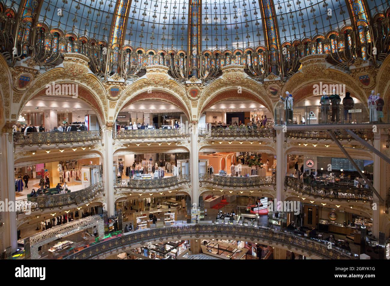 Paris, France, le 30 septembre 2021 : le grand magasin Galeries Lafayette, sur le boulevard Haussmann, est doté d'un magnifique dôme en vitraux au-dessus de son magasin principal. Anna Watson/Alamy Banque D'Images