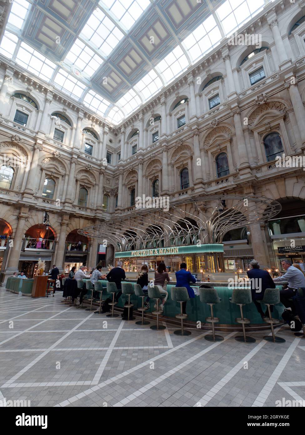 Londres, Grand Londres, Angleterre, septembre 21 2021 : Fortnum et Mason Bar and Restaurant dans le Royal Exchange, City of London. Banque D'Images