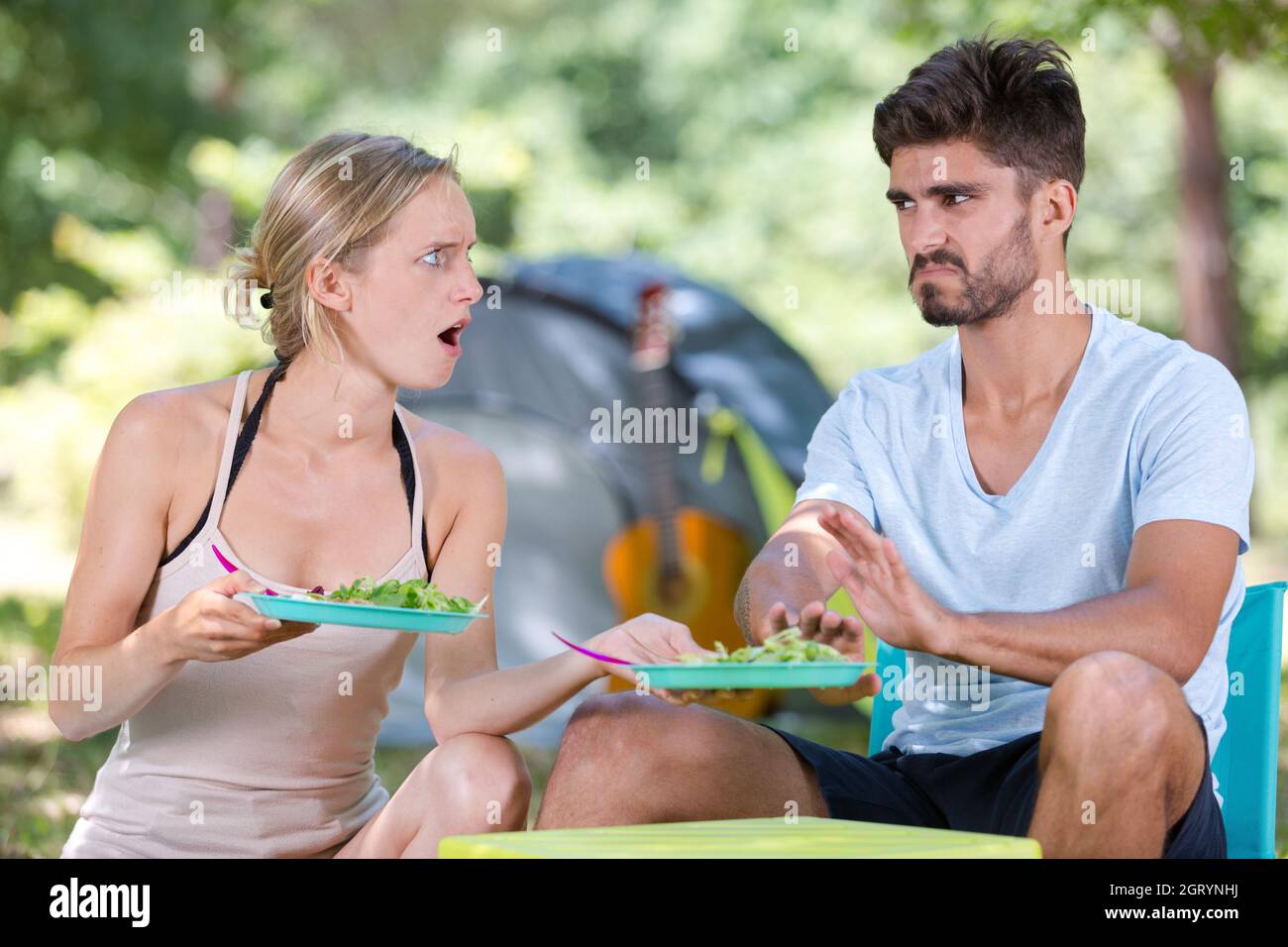 couple en colère déjeuner à l'extérieur Banque D'Images