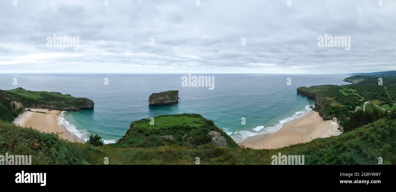 Vue panoramique sur la plage d'Andrín et la plage de Ballota depuis le point de vue d'Andrin, Llanes, Asturies Espagne Banque D'Images