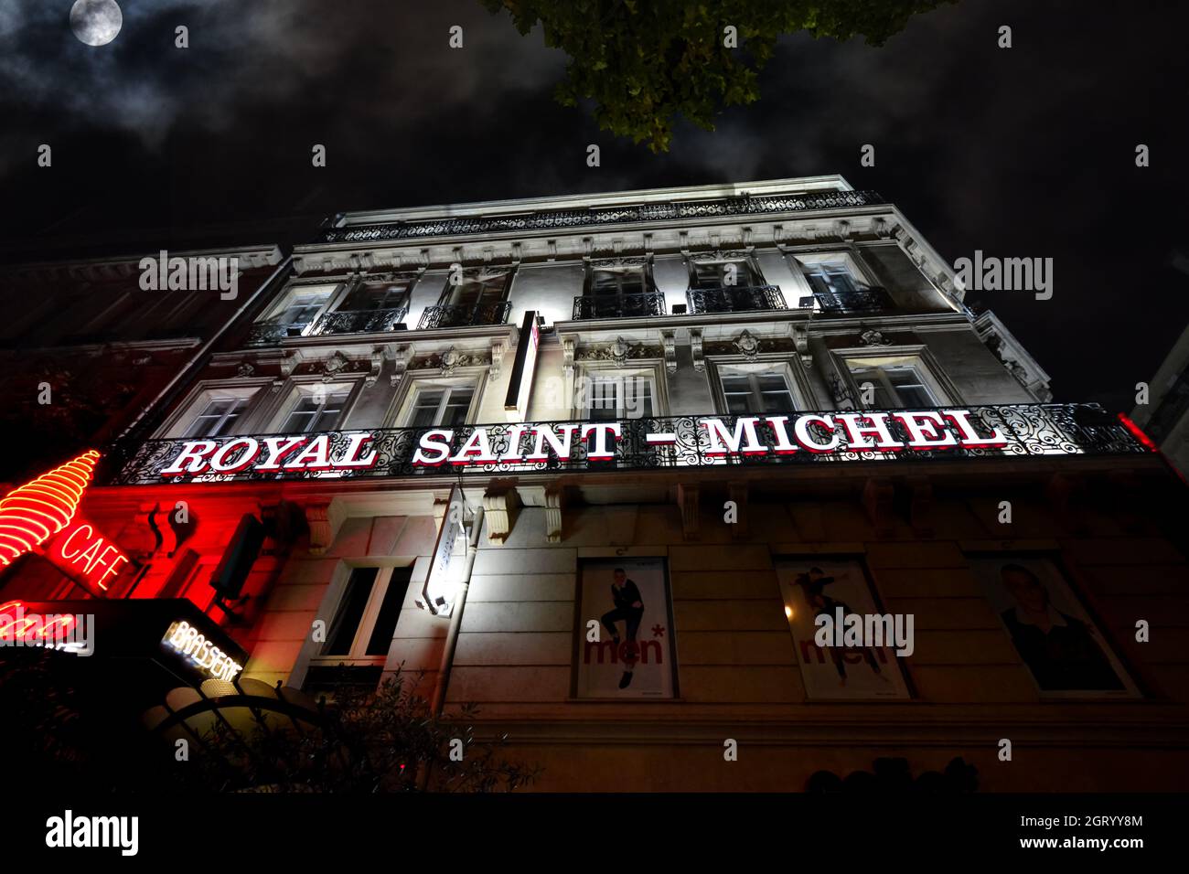 Vue nocturne sur les enseignes lumineuses au néon rouge et blanc et la façade de l'Hôtel Royal Saint-Michel dans le quartier latin de Paris France. Banque D'Images