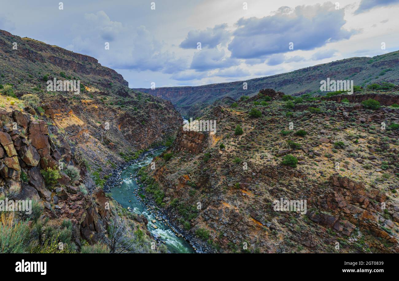 Un panorama de la scène dramatique d'une tempête approchant les gorges du Rio Grande au Nouveau-Mexique Banque D'Images